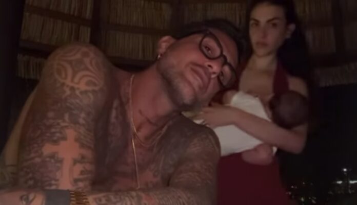 Fabrizio Corona con la compagna e il figlio neonato ai Tropici