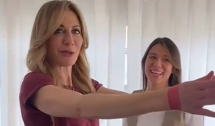 Francesca Fagnani si allena anche mentre la truccano per Belve