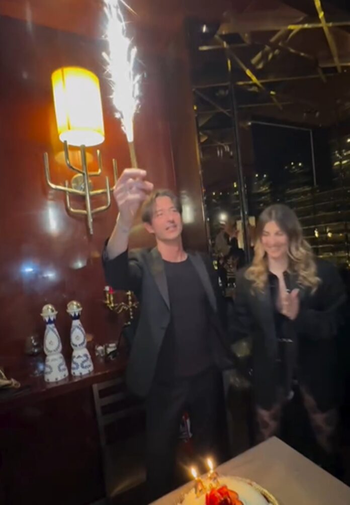 Francesco Oppini festeggia 43 anni con una cena tra amici: baci con la fidanzata Francesca e balli scatenati sulle sedie, guarda