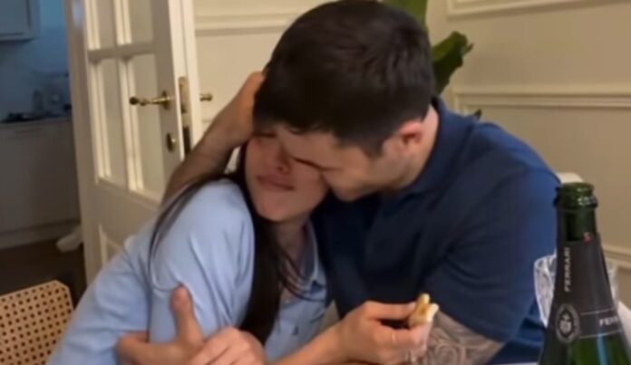 Giulia Salemi saluta in lacrime il compagno Pierpaolo Pretelli che vola in Honduras per l'Isola dei Famosi