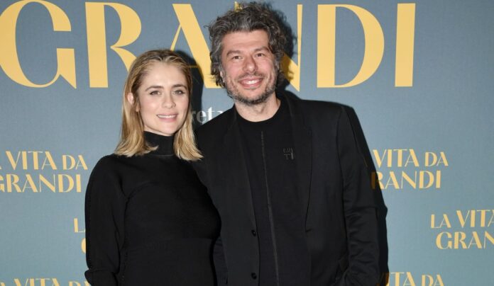 L'attrice Greta Scarano mostra il pancione sul red carpet insieme al marito Sydney Sibilia, foto