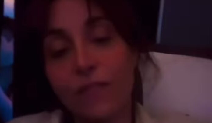 Benedetta Parodi mostra la colazione sul volo per il Sudafrica