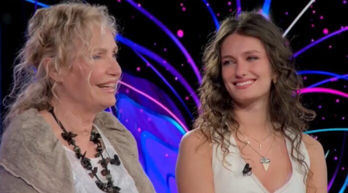 Licia Colò presenta in televisione la figlia Liala, avuta con l'ex marito: ''Dicono tutti che è uguale ad Alessandro''