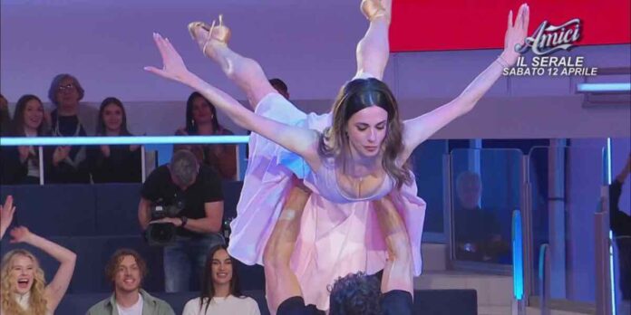 Uomini e Donne, Gianni Sperti balla con Rossella Brescia: momento nostalgia | Video Mediaset