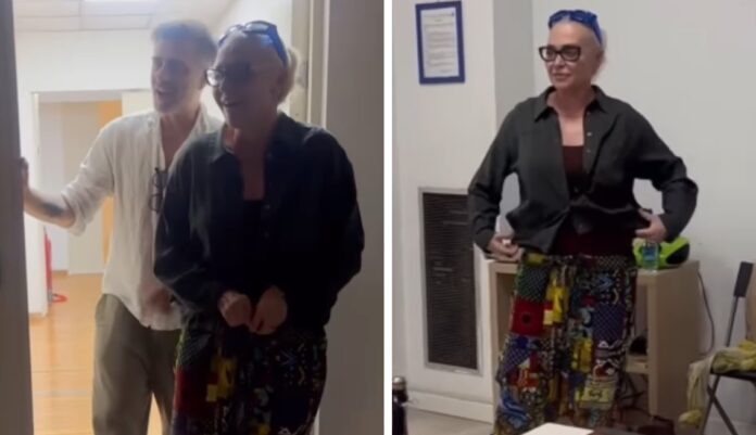 Paola Barale compie 58 anni e festeggia a Roma con amici e colleghi: la torta a sorpresa dietro le quinte del teatro, guarda