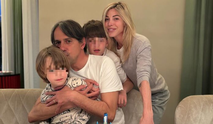 Simone Inzaghi festeggia 49 anni a casa con la moglie Gaia Lucariello e i figli Lorenzo e Andrea