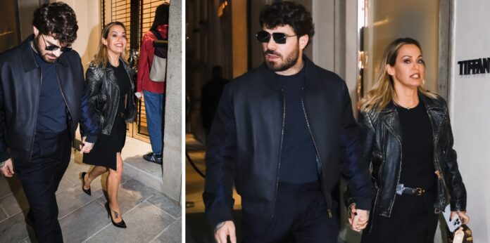 Sonia Bruganelli e il compagno Angelo Madonia innamorati mano nella mano e con look coordinati nel centro di Milano: foto