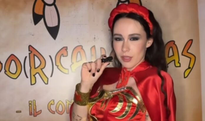 Aurora Ramazzotti vestita da Wonder Woman al compleanno dell'amica
