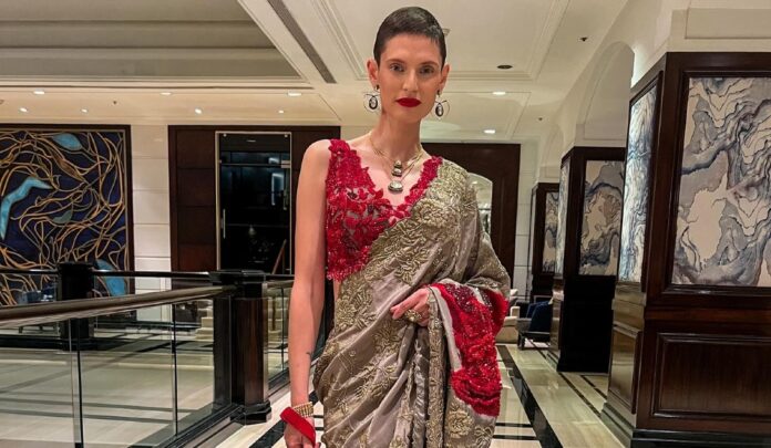 Bianca Balti stupenda coi capelli cortissimi post-chemio alla serata di gala in India con abiti tradizionali sudasiatici: guarda