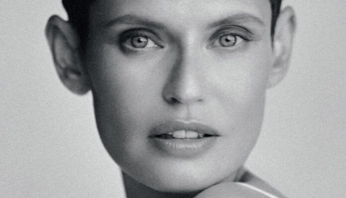 Bianca Balti torna sul set con i capelli ormai visibilmente ricresciuti: sulla copertina di un'edizione straniera di Vogue, guarda