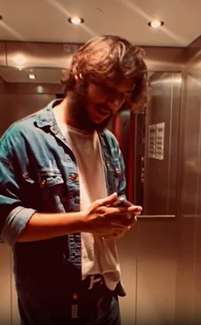 Carlos Maria Corona cambia look, a 22 anni sempre più uomo: mamma Nina Moric posta le immagini con la barba lunga