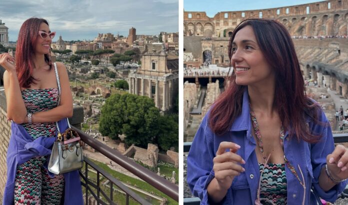 Caterina Balivo turista felice a Roma al Colosseo
