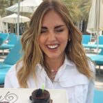 Chiara Ferragni festeggia i 38 anni lontano dall'Italia: torta di compleanno in Medio Oriente mentre impazzano le polemiche sulla sua società, guarda