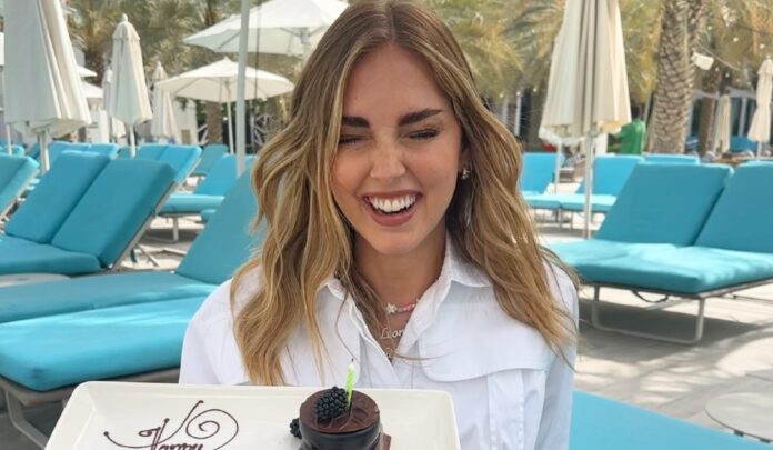 Chiara Ferragni festeggia i 38 anni lontano dall'Italia: torta di compleanno in Medio Oriente mentre impazzano le polemiche sulla sua società, guarda