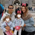 Cristina Chiabotto a Disneyland Paris con il marito e le figlie