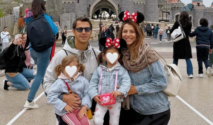 Cristina Chiabotto a Disneyland Paris con il marito e le figlie