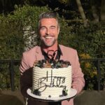 Flavio Montrucchio compie 50 anni! Dal ballo romantico con la sua Alessia Mancini alla torta: foto della festa