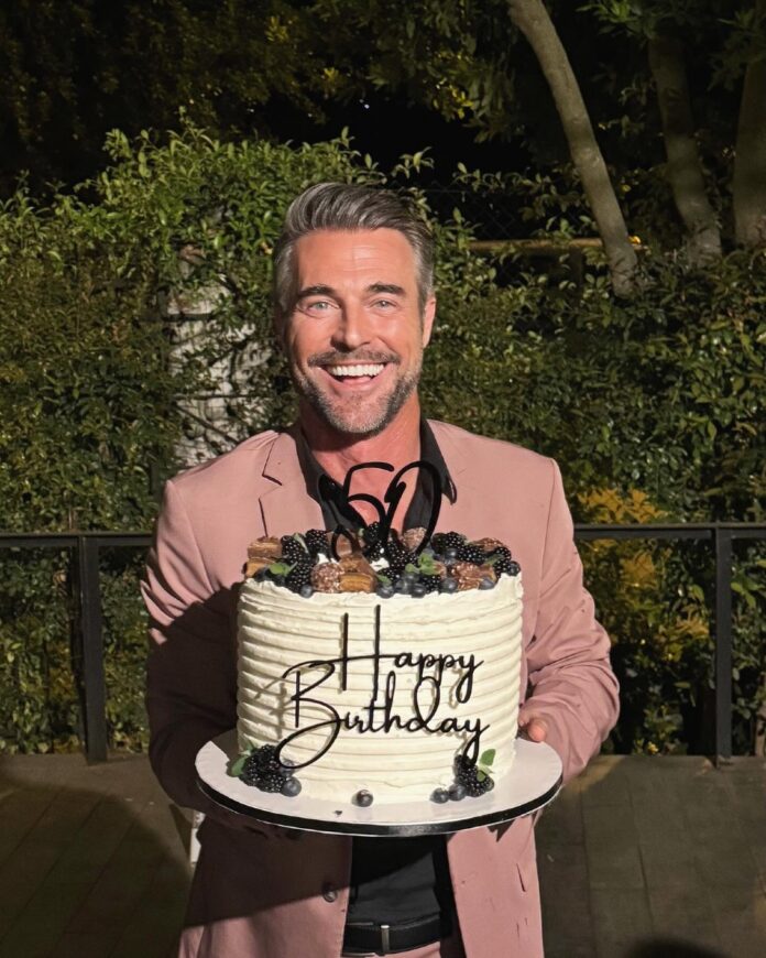 Flavio Montrucchio compie 50 anni! Dal ballo romantico con la sua Alessia Mancini alla torta: foto della festa