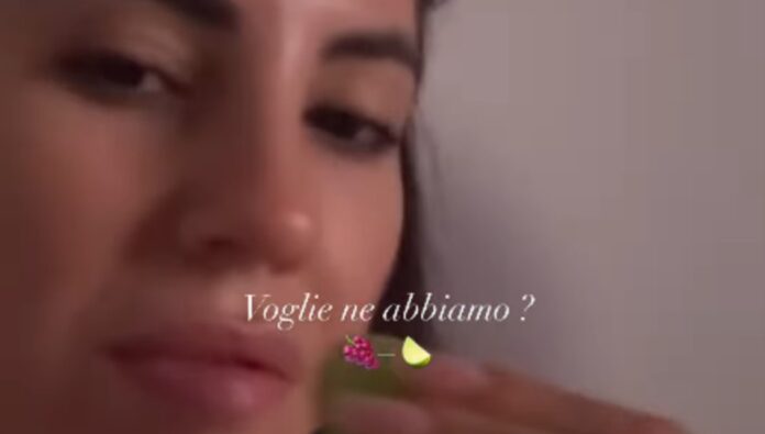 Giulia De Lellis mostra le sue 'voglie' di frutta in gravidanza