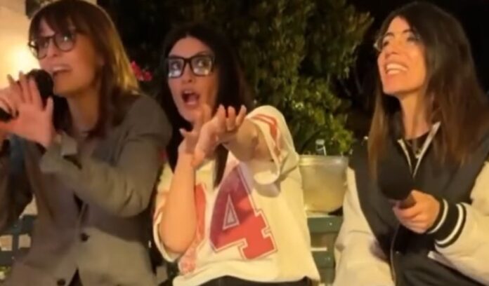 Laura Pausini festeggia 51 anni con le amiche del cuore Paola Cortellesi e Giorgia a Roma, si divertono come matte al karaoke: guarda