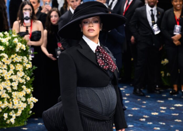 Rihanna col pancione al Met Gala 2025! Confermata la terza gravidanza: foto