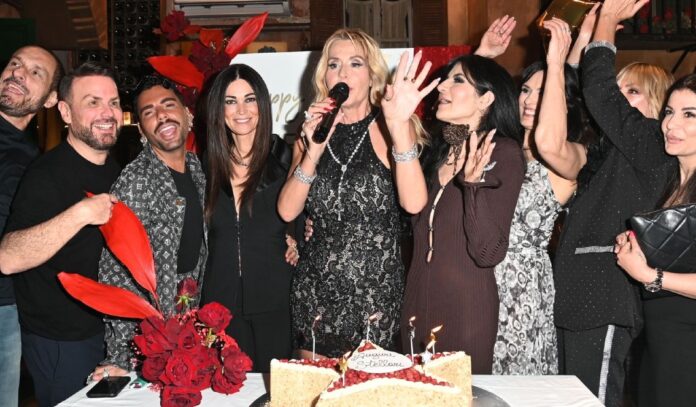 Valeria Marini, super party per i 58 anni con tantissime amiche vip: dalla Brandi al chirurgo Urtis col seno appena rifatto, foto
