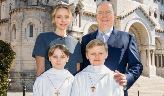 I figli gemelli di 10 anni di Alberto di Monaco e Charlene hanno fatto la Prima Comunione: le immagini con i vestiti da cerimonia a Monte Carlo