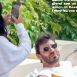 Stefano De Martino, relax tra amici ed ex fidanzata: le immagini della vacanza a Positano con la sua barca di lusso